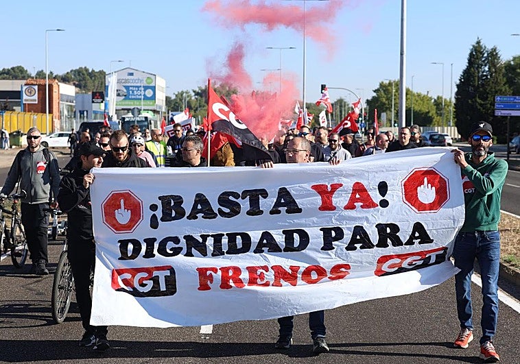 Los trabajadores de Frenos y Conjuntos en la avenida de Burgos de Valladolid esta mañana.