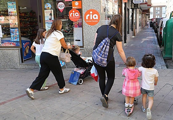 Familias de paseo con niños por Palencia.