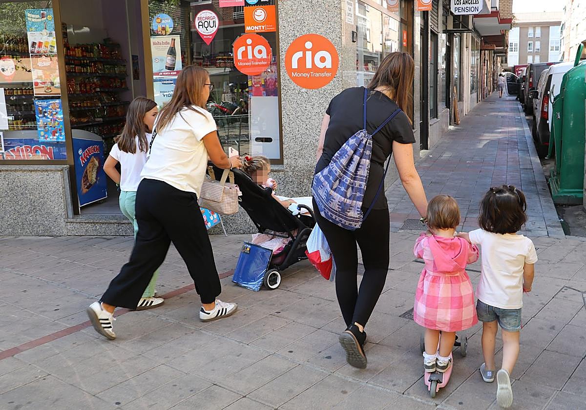 Familias de paseo con niños por Palencia.
