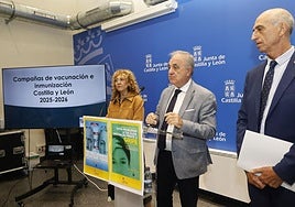 El delegado de la Junta, entre la directora de Enfermería y el jefe de servicio de Sanidad de la Junta, este martes durante la presentación de la nueva campaña de vacunación.