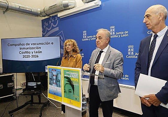 El delegado de la Junta, entre la directora de Enfermería y el jefe de servicio de Sanidad de la Junta, este martes durante la presentación de la nueva campaña de vacunación.