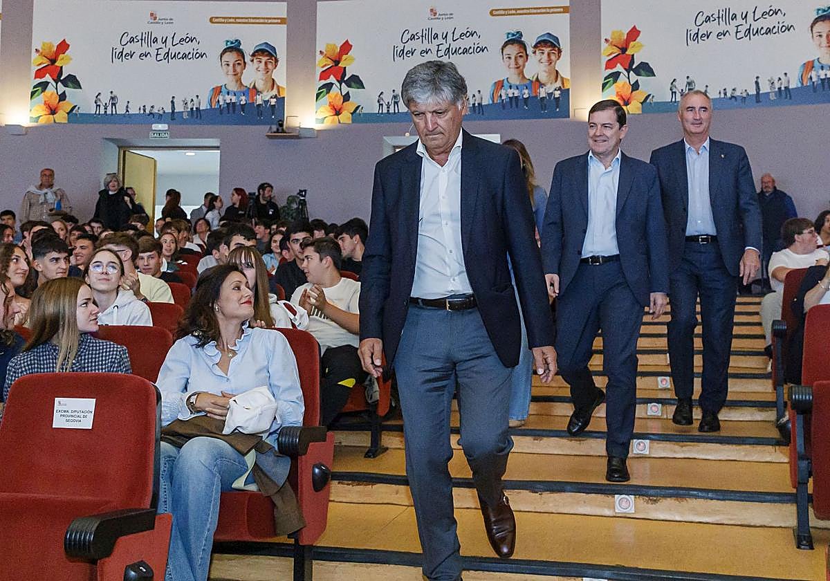 Toni Nadal, seguido del presidente de la Junta y del alcalde de Segovia, este martes.