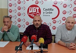 Manuel Sanz (izq.), Gorka López Prieto, y el delegado de los trabajadores, Francisco Javier Méndez.