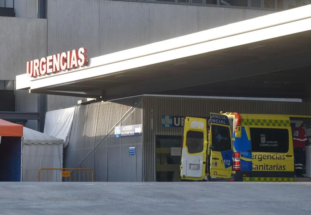 Entrada a las Urgencias del Hospital Clínico Universitario de Valladolid, en una imagen de archivo.