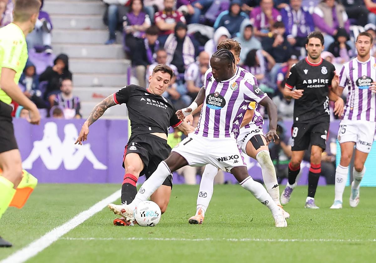 Amath disputa un balón durante el Real Valladolid-Cultural del pasado domingo en Zorrilla.