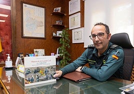 Andrés Velarde, con su publicación, en la comandancia de la Guardia Civil.