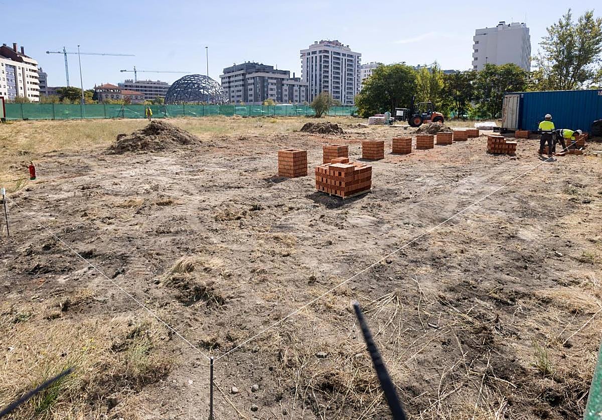 Los operarios trabajan en las labores de desbroce y cimentación de la futura sede de RTVE en la Ciudad de la Comunicación, situada entre el edificio de la Tesorería de la Seguridad Social y la plaza de León de la Riva (al fondo se ve su geoda central).