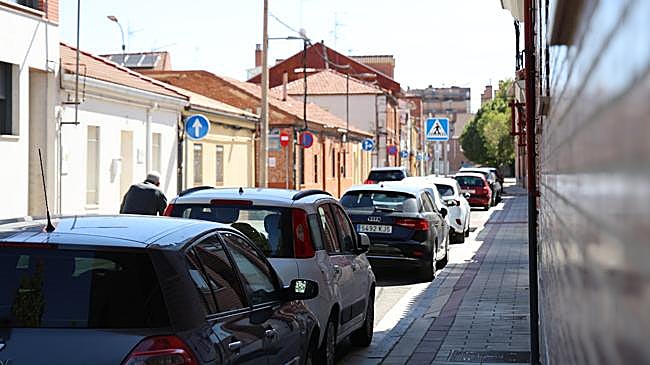 Imagen después - A la izquierda, el Barrio Belén a finales de los años 60 con las calles aún sin asfaltar. A la derecha, una calle del Barrio Belén en la actualidad.