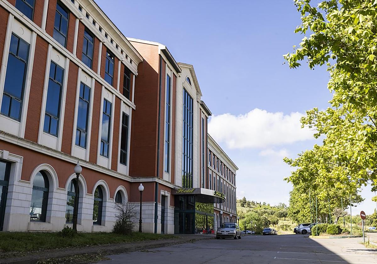 Fachada principal del Hotel La Vega, en Arroyo de la Encomienda.