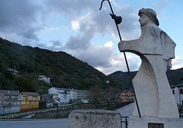Escultura de homenaje al peregrino en Villafranca del Bierzo.