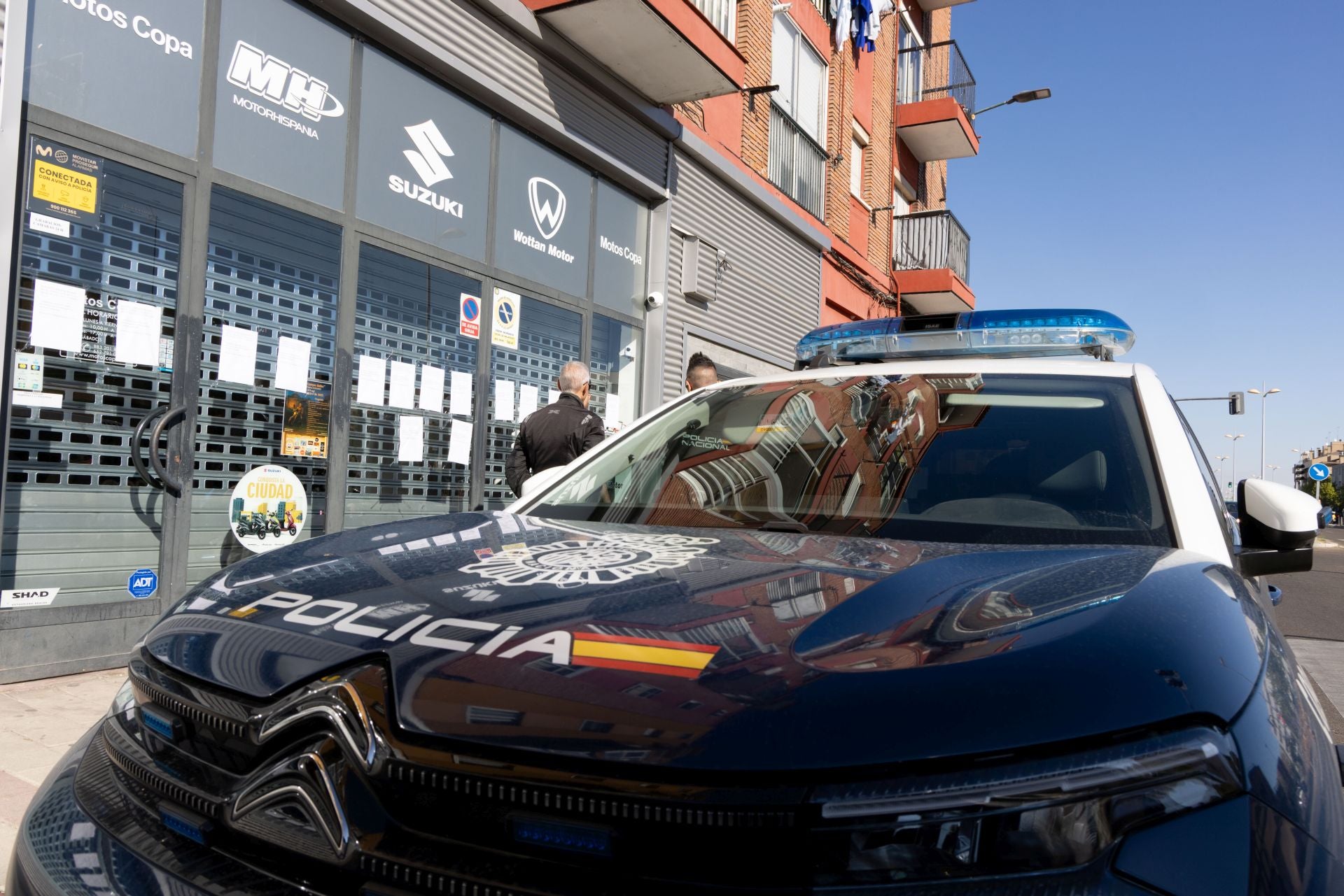 Coche de la Policía a las puertas del concesionario.