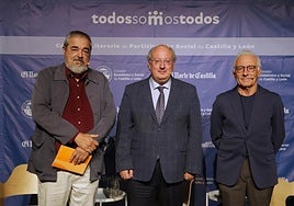 Carlos Aganzo, de la Fundación Vocento; Enrique Cabero, presidente del CESCYL, y Víctor Juan Ventosa, escritor.