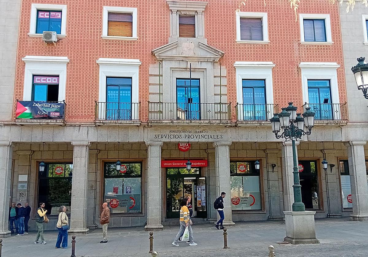 Fachada exterior del edificio que alberga los sindicatos en Segovia.