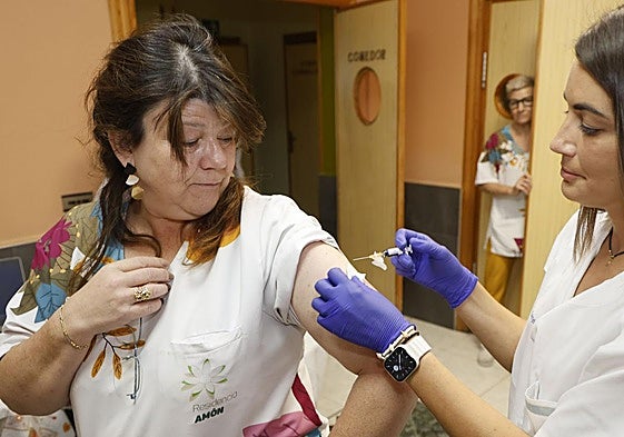 Felisa García, trabajadora de la residencia Amón, recibe la vacuna.