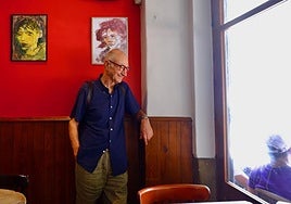 Enrique Murillo, en el bar La Principal, de Barcelona.