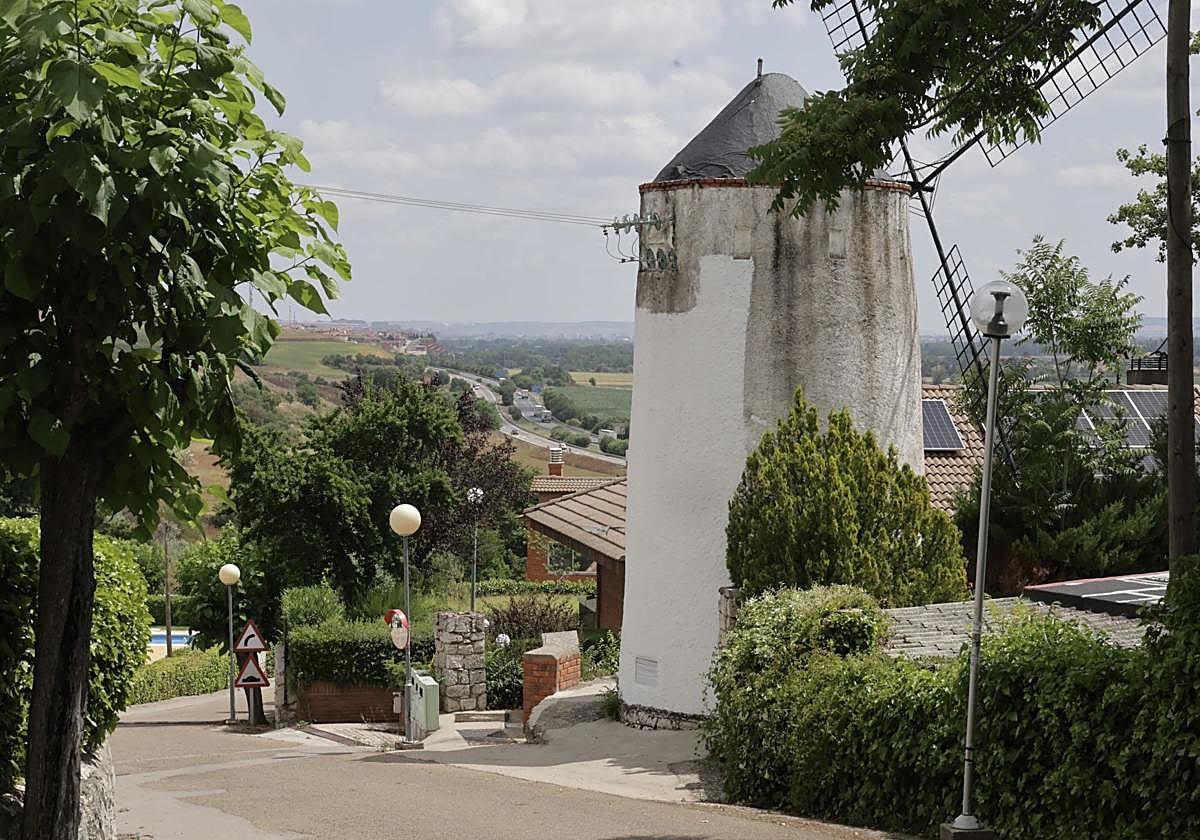 Chalés y otras construcciones en la urbanización Panorama de Simancas.