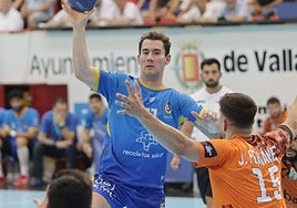 Pisonero trata de superar a la defensa cántabra, en el choque disputado en mayo en Huerta.