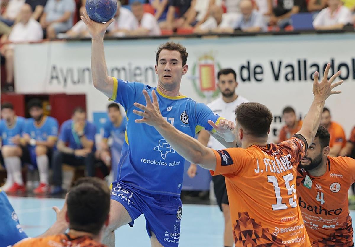 Pisonero trata de superar a la defensa cántabra, en el choque disputado en mayo en Huerta.