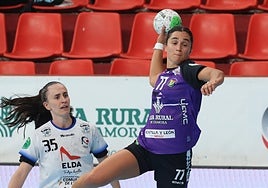 Amaia González se eleva para lanzar a portería, en el encuentro ante el Elda.