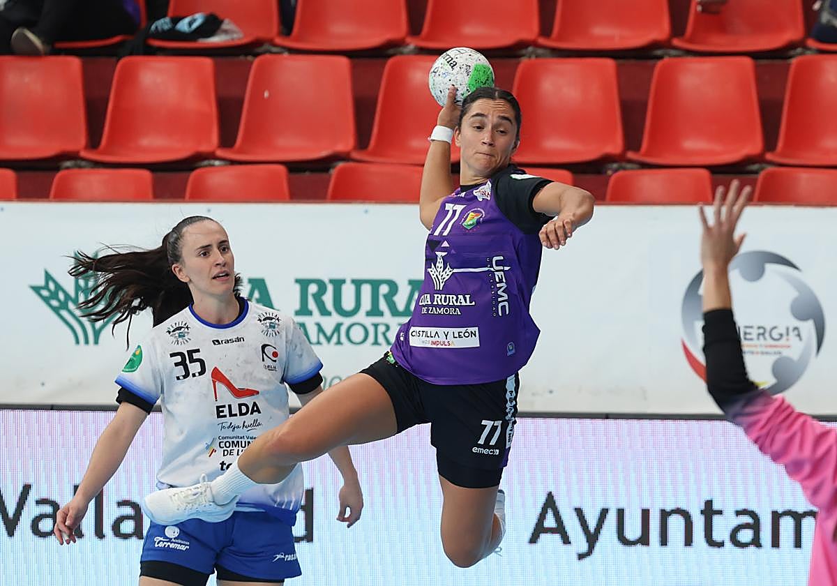 Amaia González se eleva para lanzar a portería, en el encuentro ante el Elda.