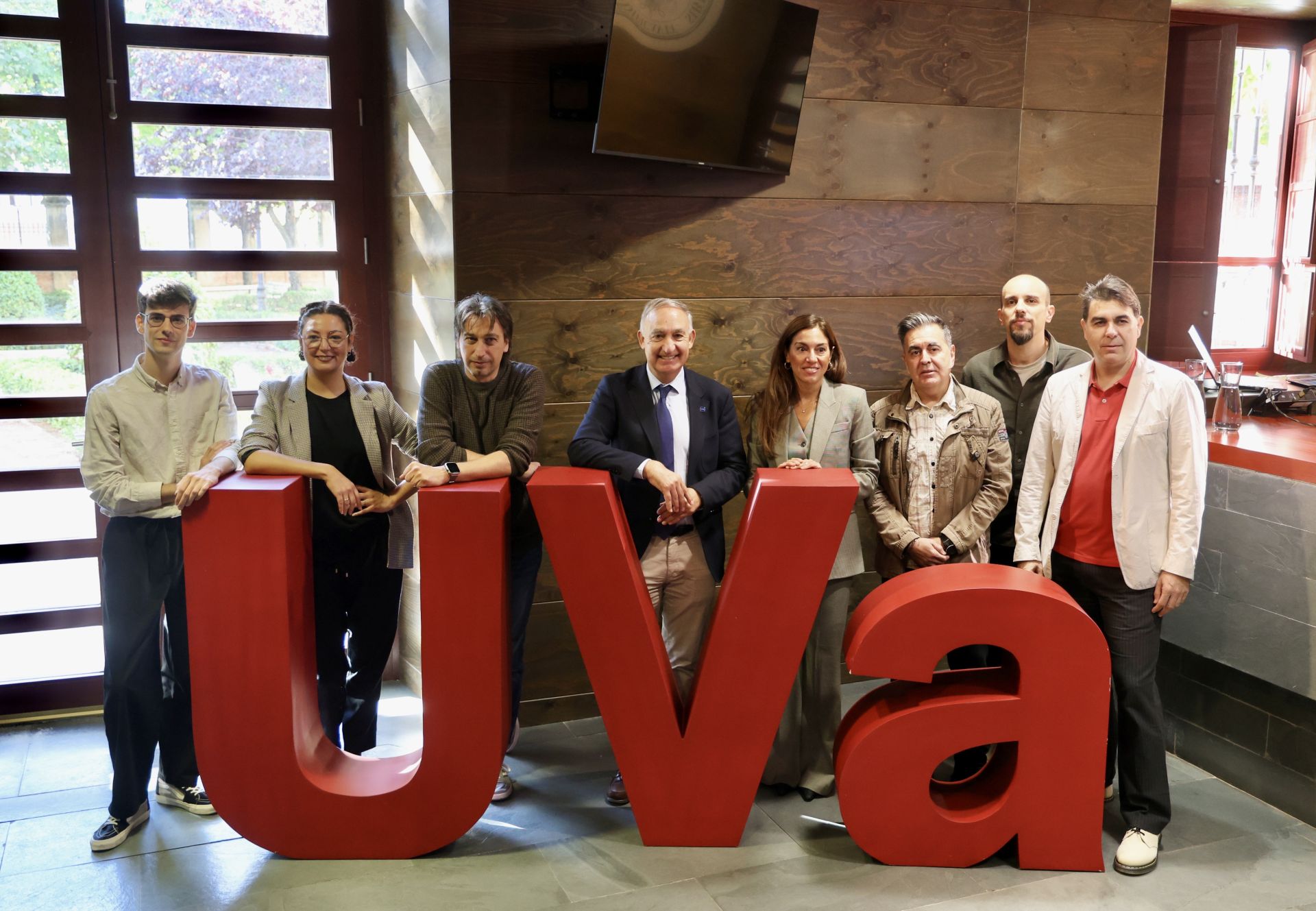 Desde la izquierda, Sergio Martínez, Elysa López, Íñigo Igualador, Antonio Largo, Rebeca Alonso, Carlos Burguillo, Víctor Antón y Rodrigo Jarabo.