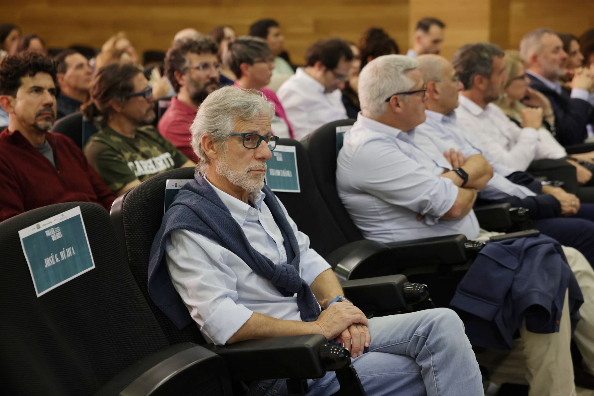 Javier Ares, periodista deportivo, observa atentamente la charla de esta tarde,