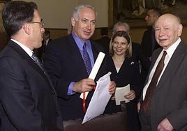 Jesús María Sanz Serna, exrector de la Universidad de Valladolid, el actual Primer Ministro de Israel, Benjamín Netanyahu; su mujer, Sara Netanyahu, y Benzion Netanyahu, su padre.
