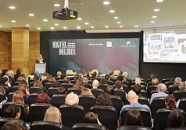 La vicedirectora de La Nación de Buenos Aires, Gail Scriven durante su intervención