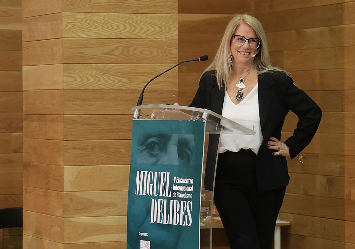 La vicedirectora de La Nación de Buenos Aires, Gail Scriven, durante su conferencia ante un auditorio repleto