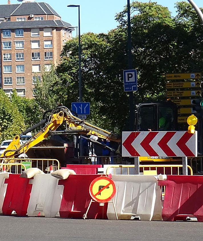 Imagen secundaria 2 - Arriba, el tramo de la avenida de Salamanca previo al giro hacia la avenida de Gloria Fuertes, sin señalización previa de las obras. Debajo, a la izquierda, las tres señales ya en Gloria Fuertes colocadas antes del tramo en obras. A la derecha, la zona en obras.