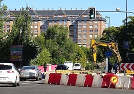 Los operarios trabajan en las obras de la red de calor que reducen a un solo carril el acceso al puente de Poniente desde la avenida de Gloria Fuertes.
