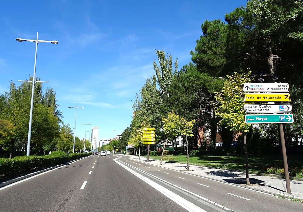 Imagen principal - Arriba, el tramo de la avenida de Salamanca previo al giro hacia la avenida de Gloria Fuertes, sin señalización previa de las obras. Debajo, a la izquierda, las tres señales ya en Gloria Fuertes colocadas antes del tramo en obras. A la derecha, la zona en obras.