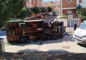 Vuelca un camión mientras sacaba un contenedor soterrado en La Flecha
