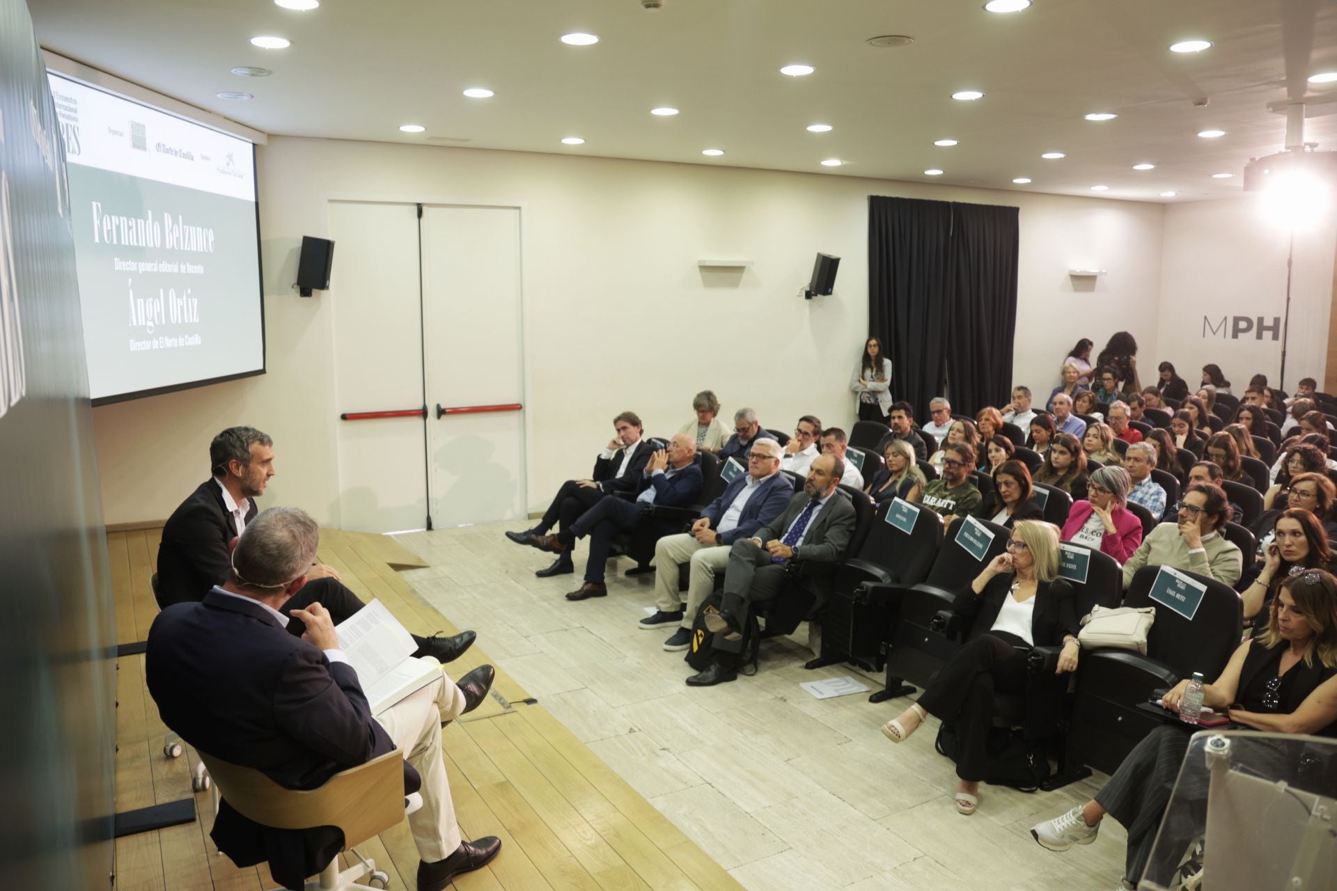Ángel Ortíz, director de El Norte de Castilla, junto a Fernando Belzunce, director editorial de Vocento en el V Encuentro de Periodismo Miguel Delibes.