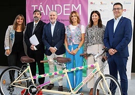 Andrés Ortega (tercerro por la izquierda), en la presentación de la Feria Tándem.