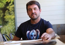 El escultor Miguel Lobato en el bar Talandango de Arroyo de la Encomienda.