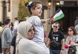 Una niña ondea la bandera de Palestina en Segovia durante la concentración que ha tenido lugar en la tarde de este jueves.