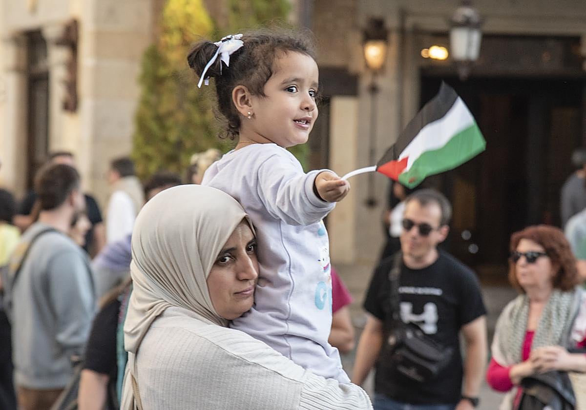 Una niña ondea la bandera de Palestina en Segovia durante la concentración que ha tenido lugar en la tarde de este jueves.