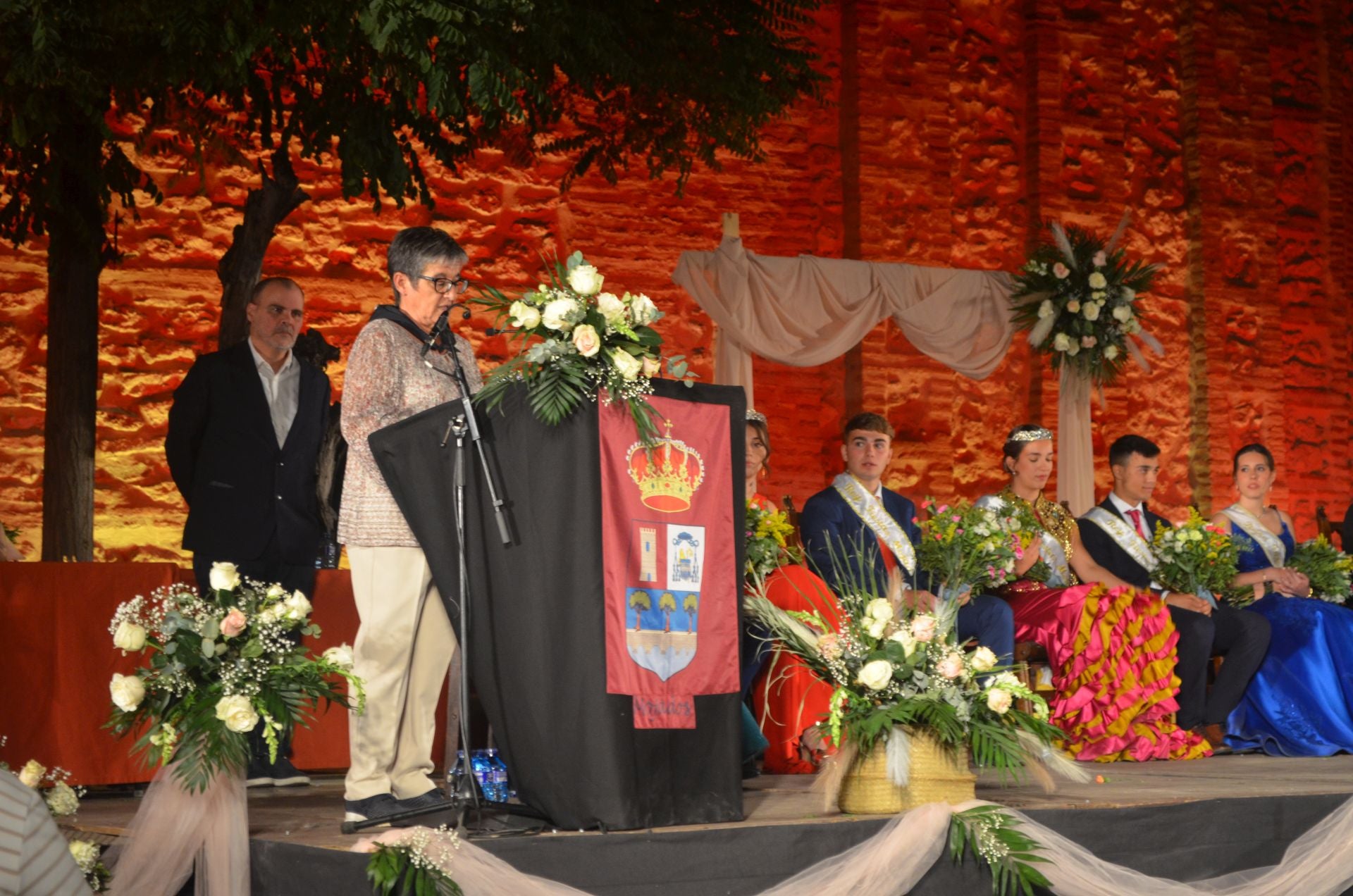 La pregonera de las fiestas, Luguillas Cubero, y parte de la corte de honor.