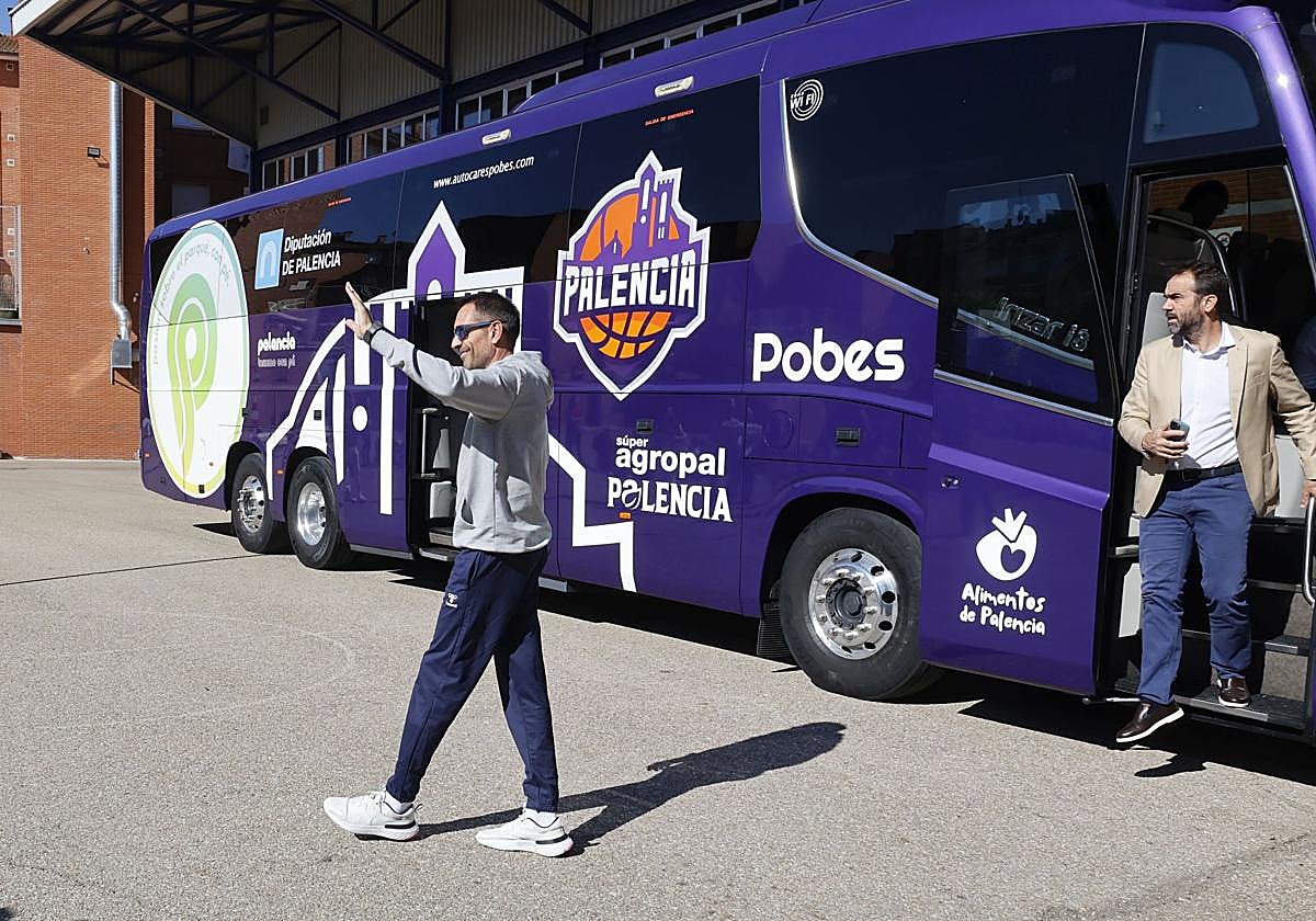 El entrenador Natxo Lezkano y el gerente del club, Raúl Villagrá, bajan del autobús rotulado con la nueva campaña de turismo que llevará al equipo a sus desplazamientos.