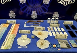 Armas blancas, sustancias estupefacientes, dinero y móviles intervenidos por la Policía Nacional.