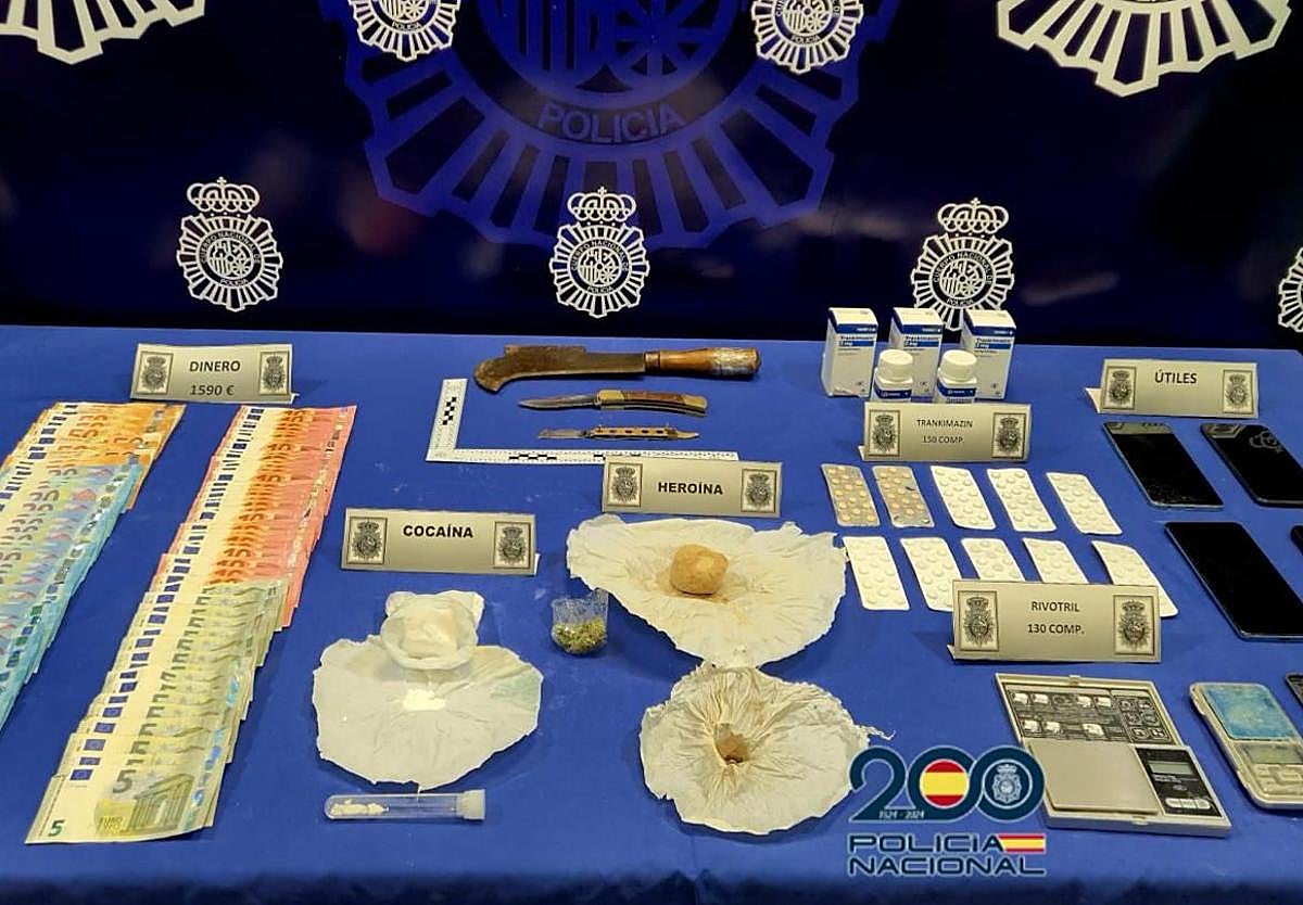 Armas blancas, sustancias estupefacientes, dinero y móviles intervenidos por la Policía Nacional.