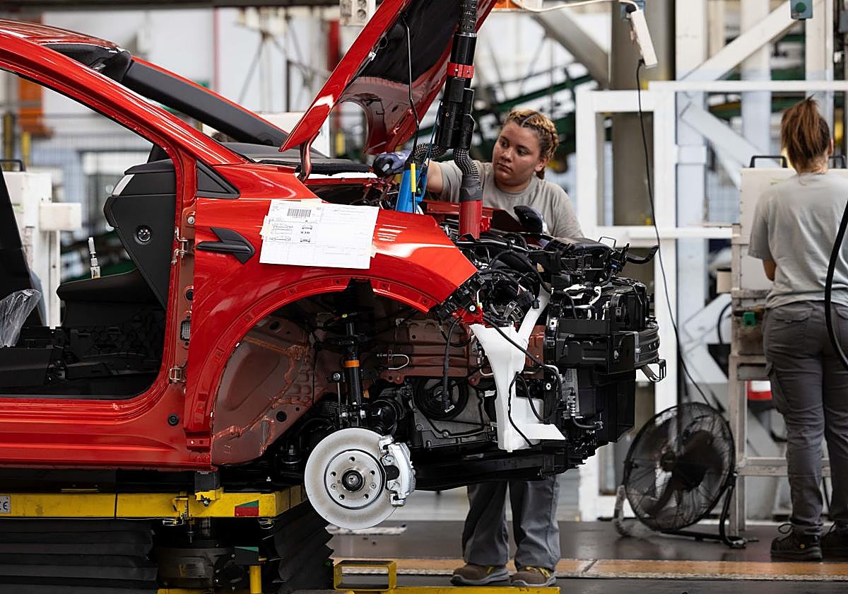 Dos trabajadoras de Renault en la línea de montaje del nuevo Captur en una imagen de archivo.