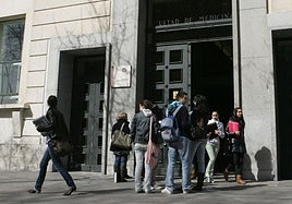 Imagen de archivo de estudiantes frente a la Facultad de Medicina de la UVA.