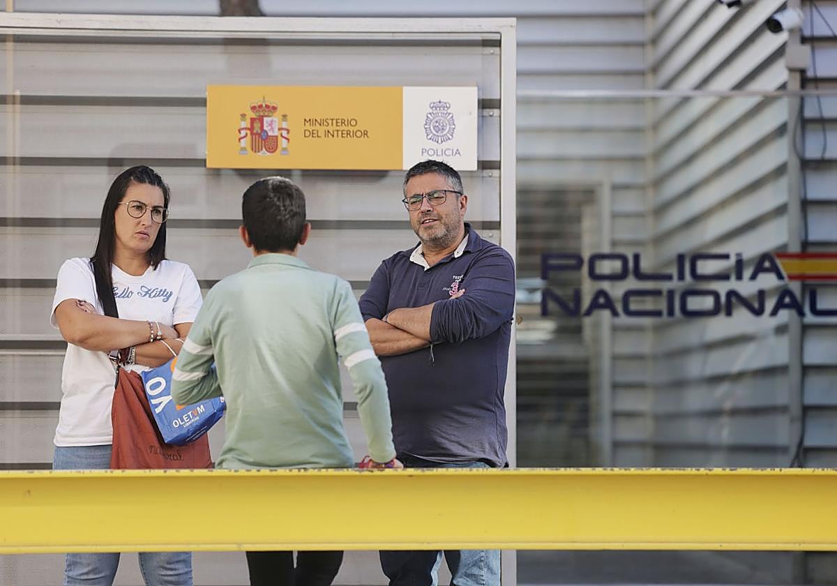 Los padres del menor, Silvia Vela y Raúl Acero, en el momento de presentar la denuncia en dependencias de la Policía Nacional.