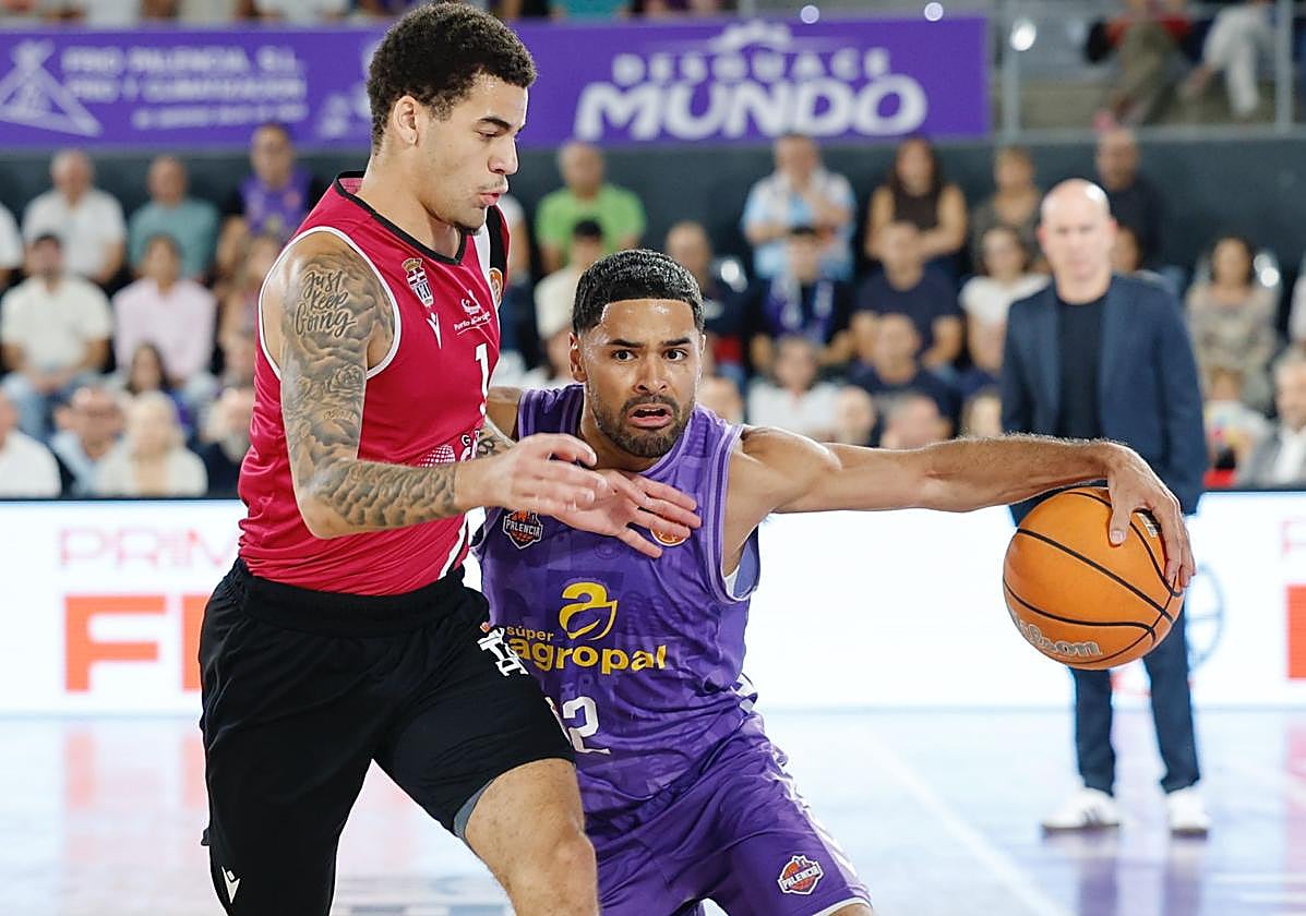 Wintering protege el balón ante la oposición de uno de los rivales.