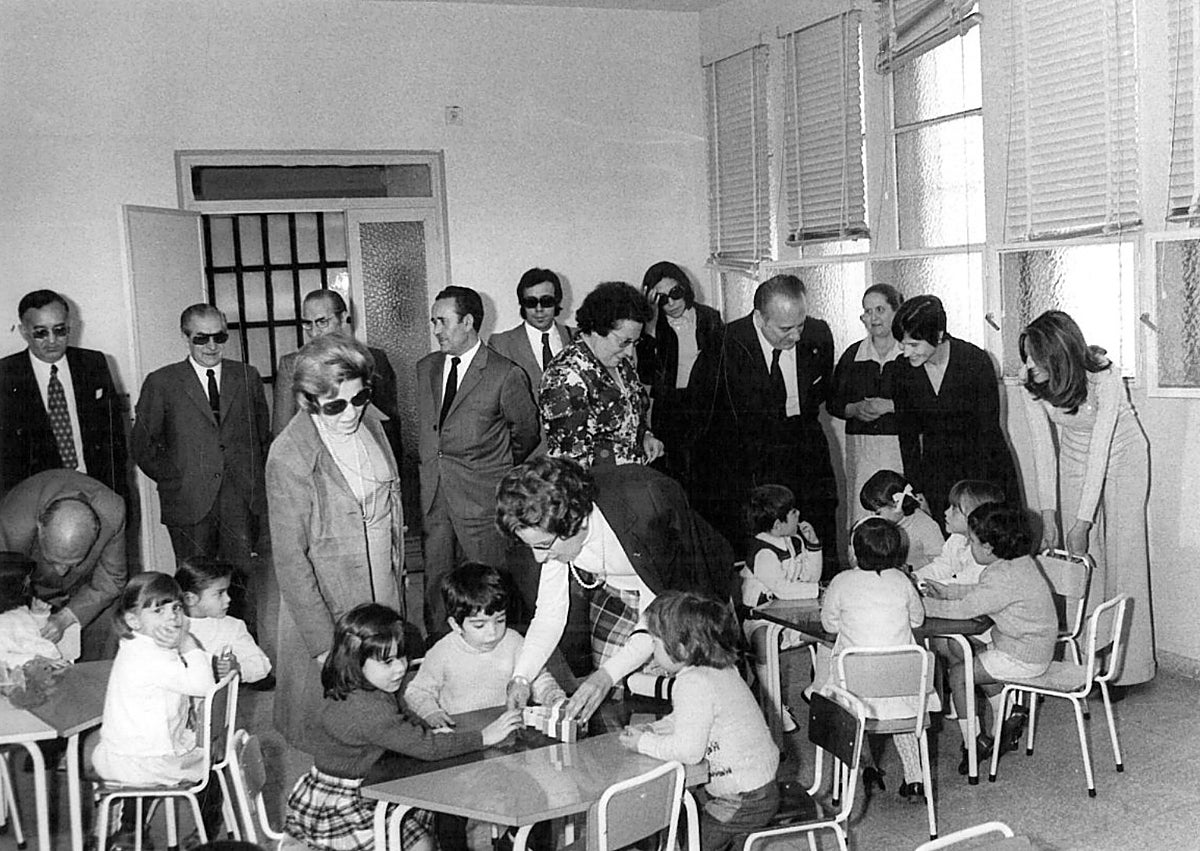 Imagen secundaria 1 - Arriba, patio de la guardería infantil del Barrio Belén en 1972. Abajo, el alcalde Antolín de Santiago-Juárez visitando otra guardería, y el colegio de la Inmaculada a principios de los 70.