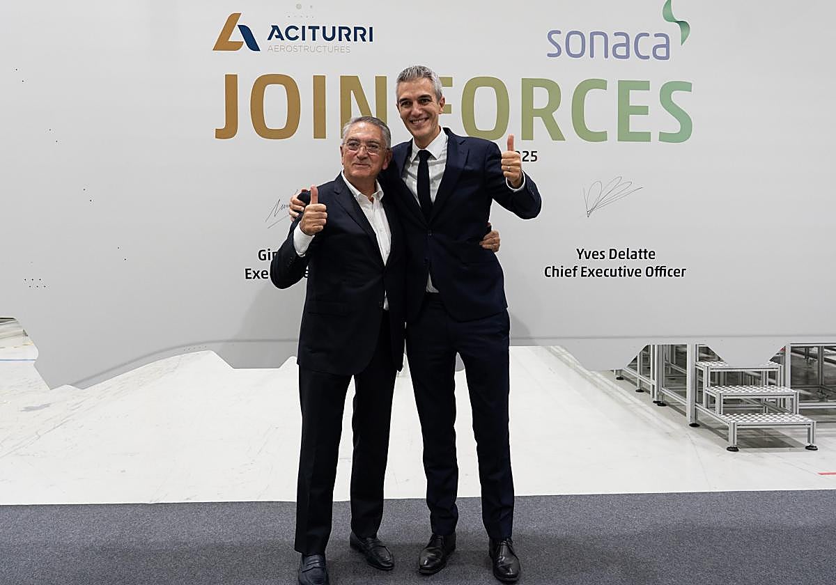 Ginés Clemente, presidente ejecutivo de Aciturri (izq.) e Yves Delatte, CEO de Sonaca Group, tras la firma del acuerdo.