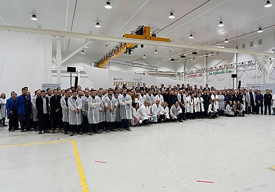 Ginés Clemente, presidente ejecutivo de Aciturri (izq.) e Yves Delatte, CEO de Sonaca Group, tras la firma del acuerdo.