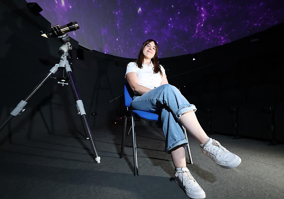 Paloma López Reyes posa en el Planetario del Museo de la Ciencia de Valladolid.